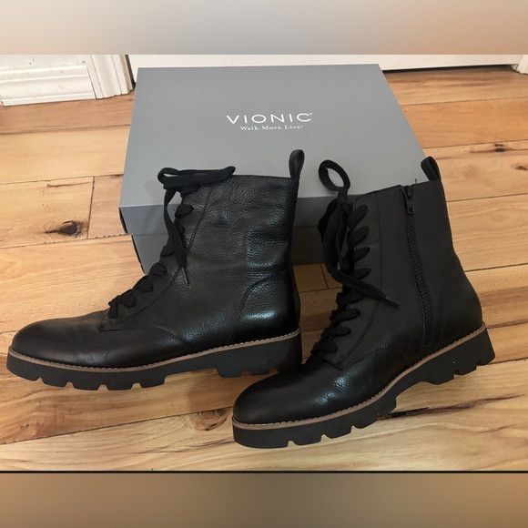 New-in box- Vionic- Lani 2- Leather Woman’s Lug Boot - Picture 3 of 6
